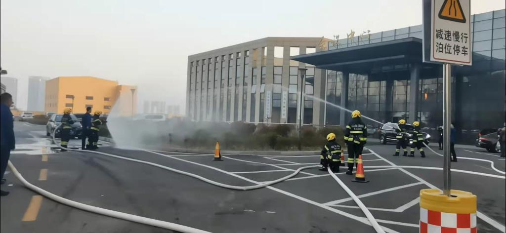 青岛大学举行超高层楼宇消防疏散应急培训演练