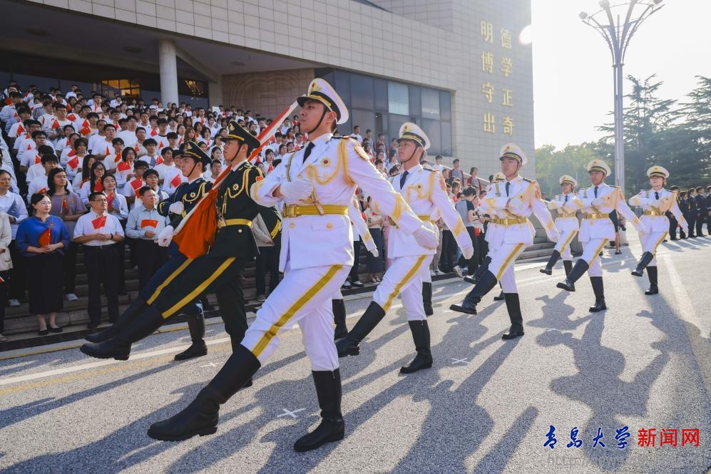 我校举行庆祝中华人民共和国成立76周年升国旗仪式